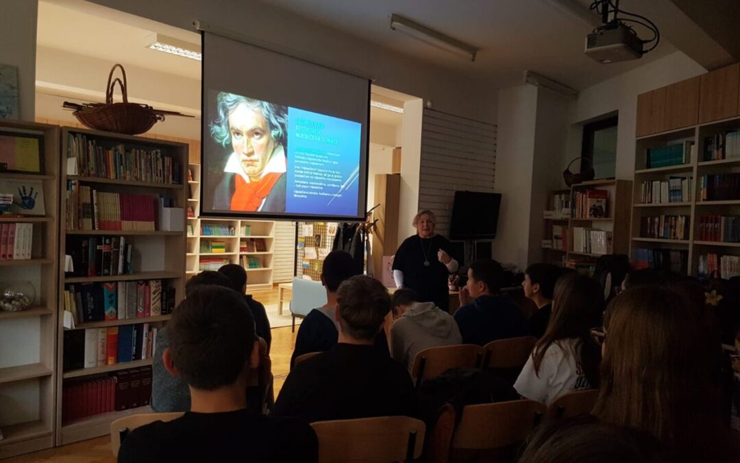 Moonwalk kroz umjetnost ili Kako Mjesec inspirira umjetničke galaksije